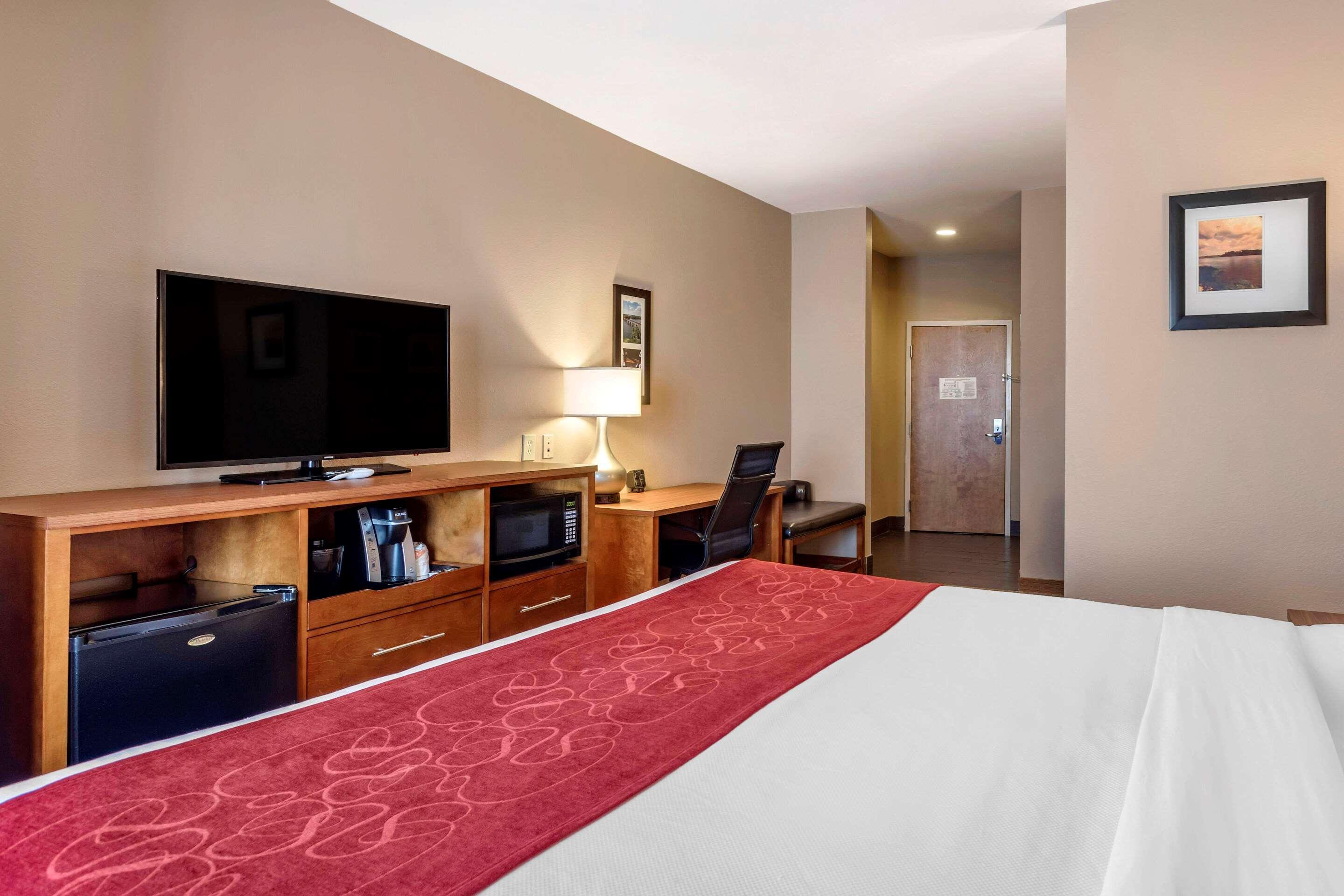 คอมฟอร์ต สวีท ฟลอเรนซ์ โชลแอเรีย Hotel ภายนอก รูปภาพ