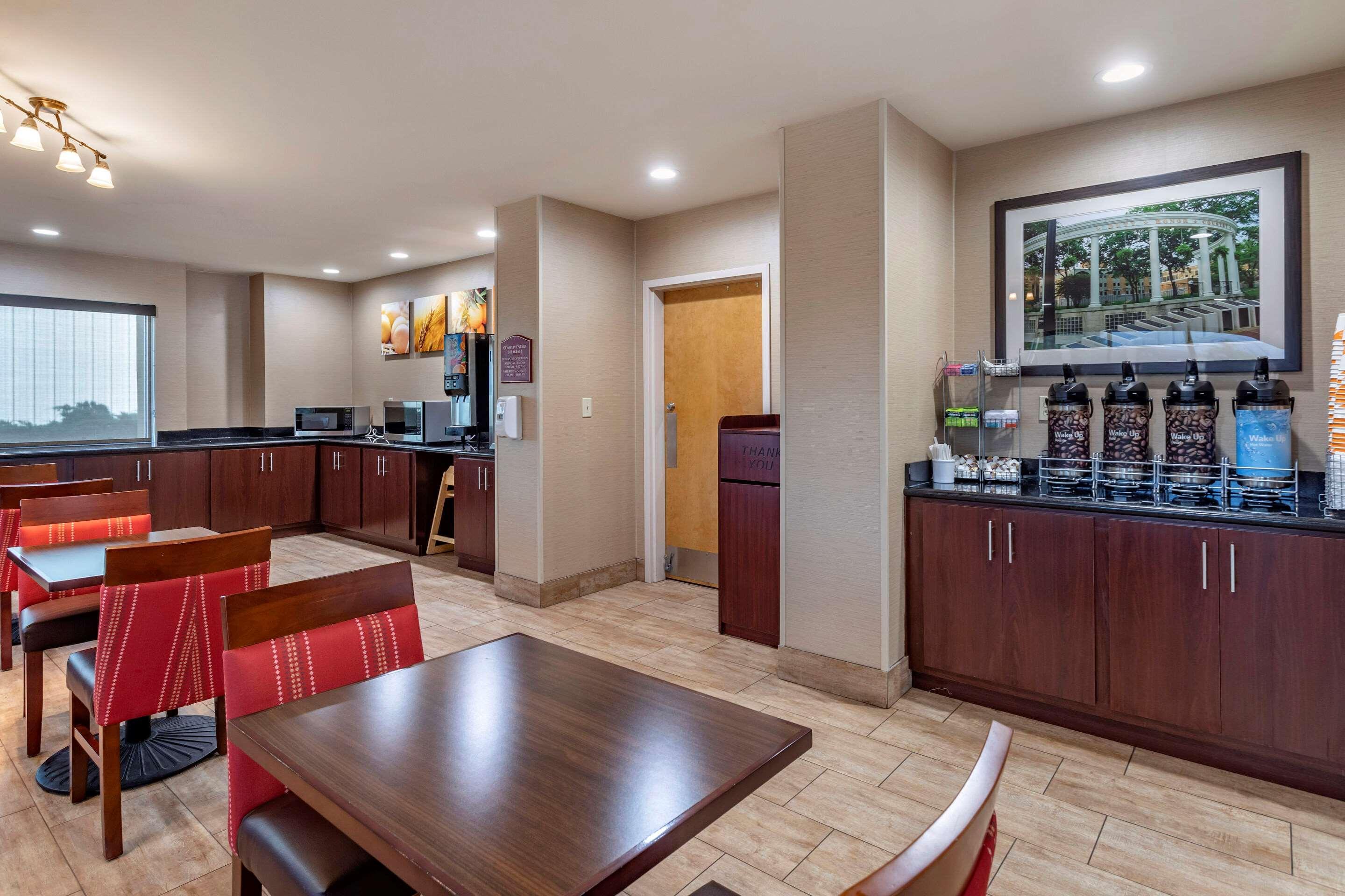 คอมฟอร์ต สวีท ฟลอเรนซ์ โชลแอเรีย Hotel ภายนอก รูปภาพ